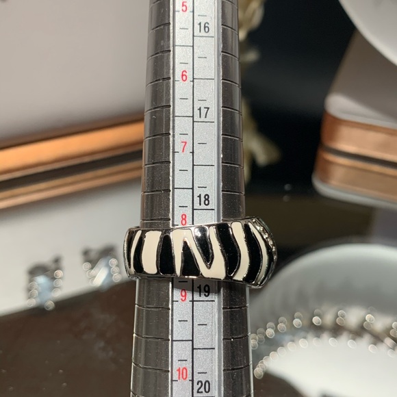 Like New: Zebra statement Ring - 8.5 - Picture 5 of 8